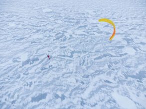 Der Nervenkitzel des Schnees: Snowkiten – Adrenalin im Schnee